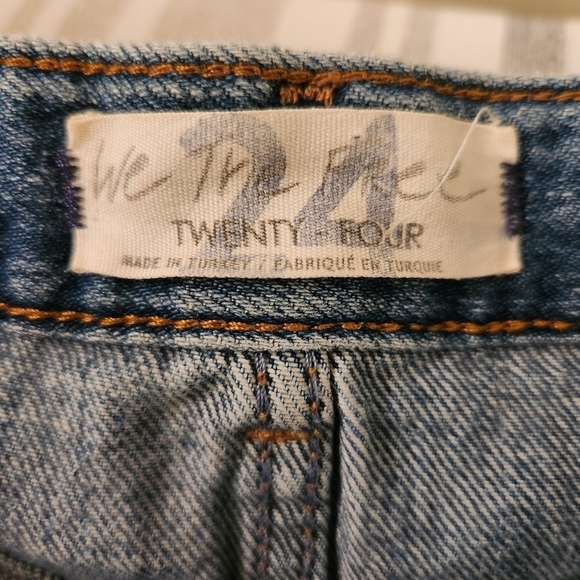 WE THE FREE JESSIE CARPENTER DISTRESSED HEM DENIM SHORTS SIZE 24 - Picture 8 of 14